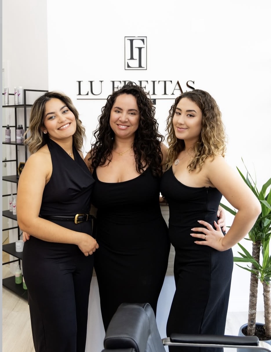 Revista Voix - Lu Freitas – A Referência em Beleza Feminina no Algarve. https://www.revistavoix.com/wp-content/uploads/2022/03/logo.png - Lu Freitas – A Referência em Beleza Feminina no Algarve. -