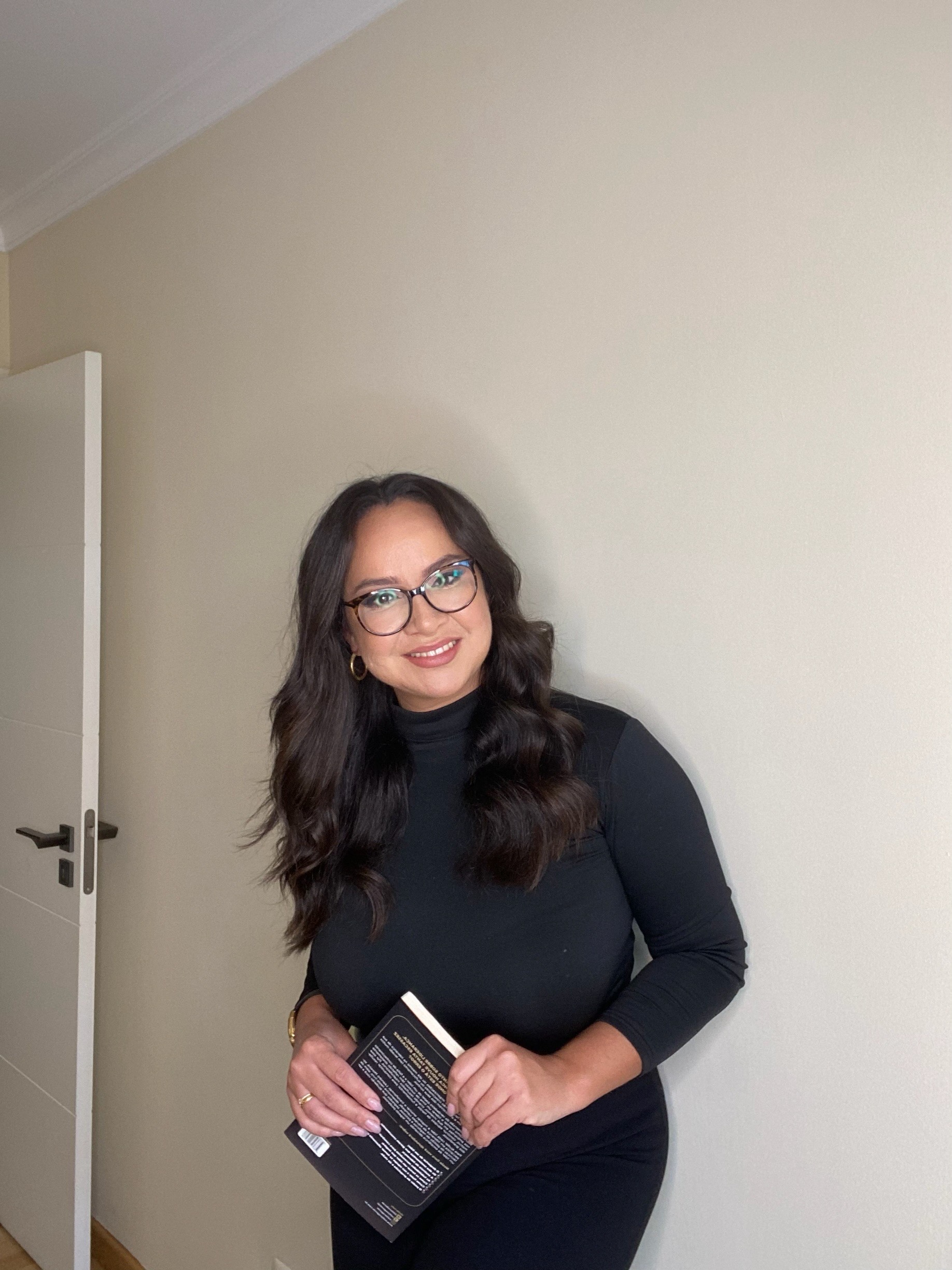 Revista Voix - Lu Freitas – A Referência em Beleza Feminina no Algarve. https://www.revistavoix.com/wp-content/uploads/2022/03/logo.png - Lu Freitas – A Referência em Beleza Feminina no Algarve. -