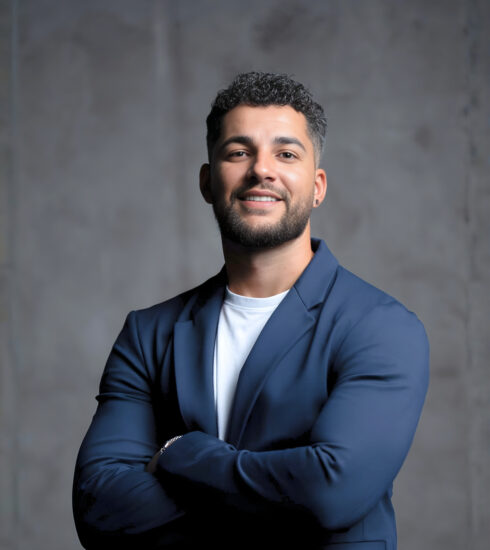 https://www.revistavoix.com/wp-content/uploads/2022/03/logo.png - Leonel Barber - A trajetória surpreendente de Raphael Fonseca. -