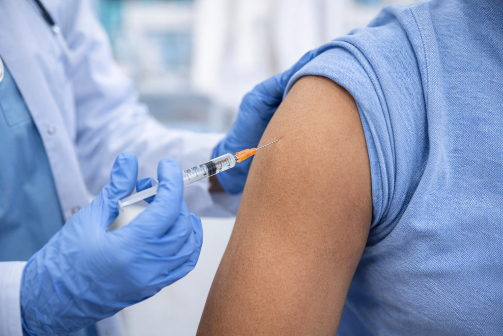 Revista Voix - Mpox: o que é, como se contrai, sintomas, prevenção, vacina e situação mundial. Aplicação de vacina em ambiente clínico