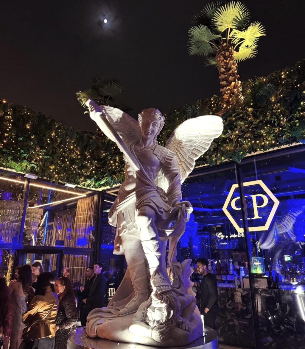 https://www.revistavoix.com/wp-content/uploads/2022/03/logo.png - Uma noite entre Luxo, Moda e Exclusividade: O Top Model Worldwide no Philipp Plein Club. -